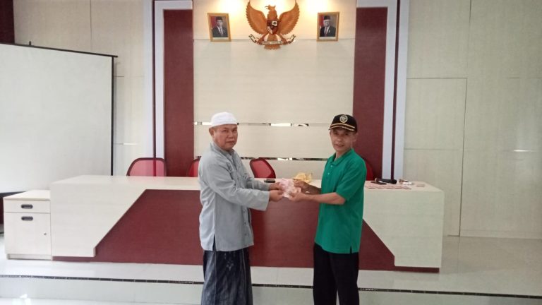 Kepala desa langsung memberikan insentif kepada guru ngaji di desa ciracas